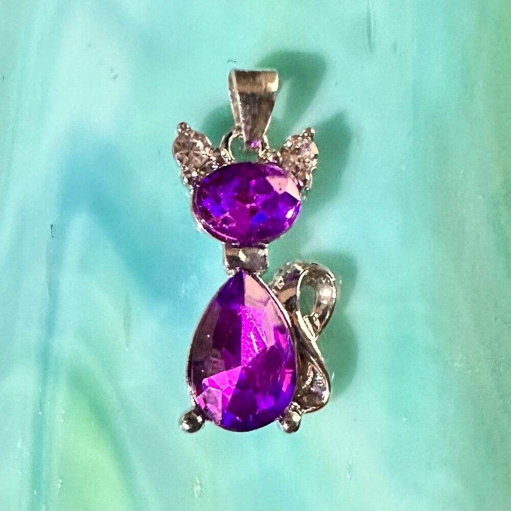 Elegant Silver Tone Cat Pendant Necklace With Amethyst Glass & 17.5-19.5" Chain